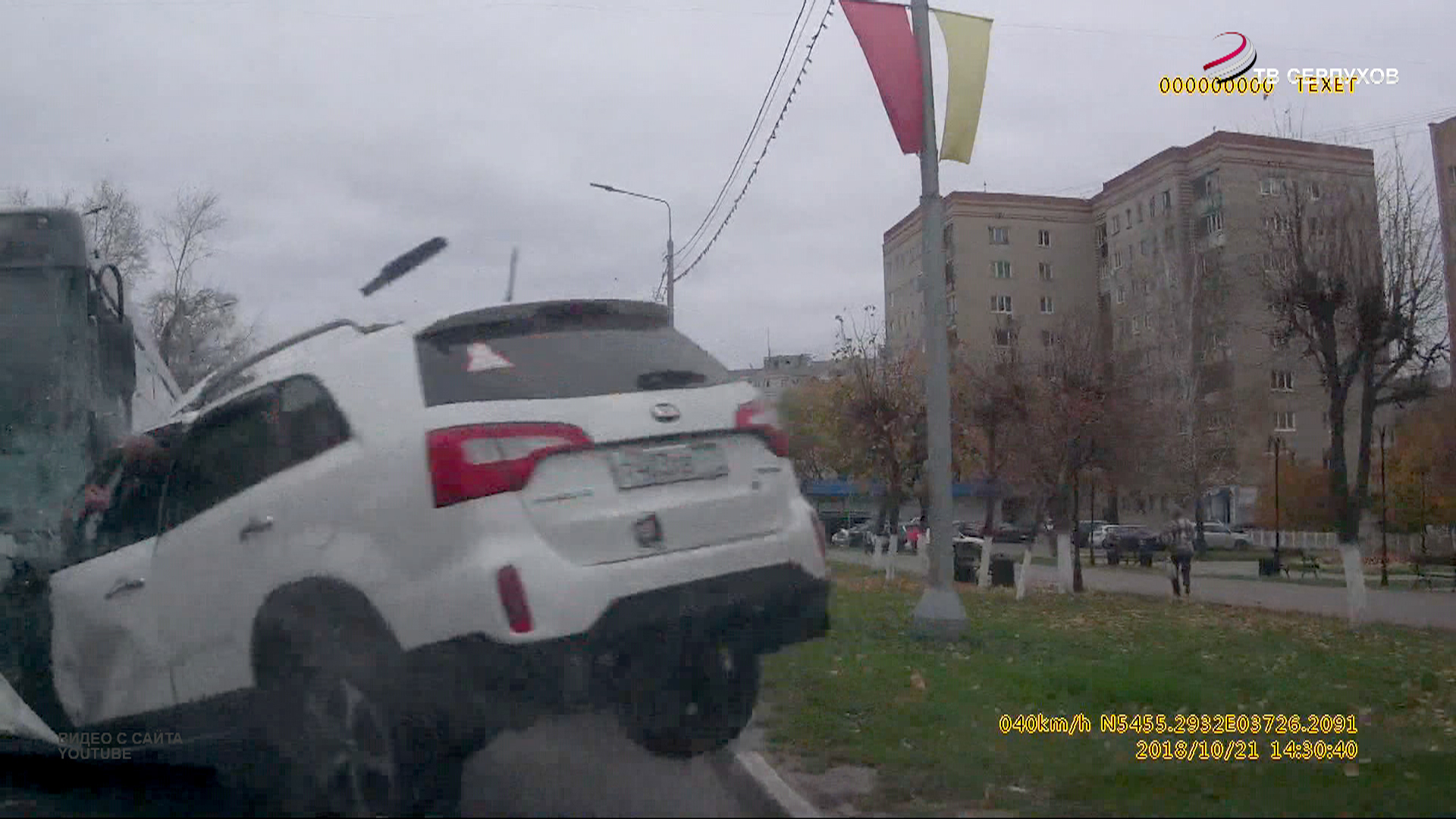 В центре города столкнулись автобус с внедорожником В центре города столкнулись автобус с внедорожником