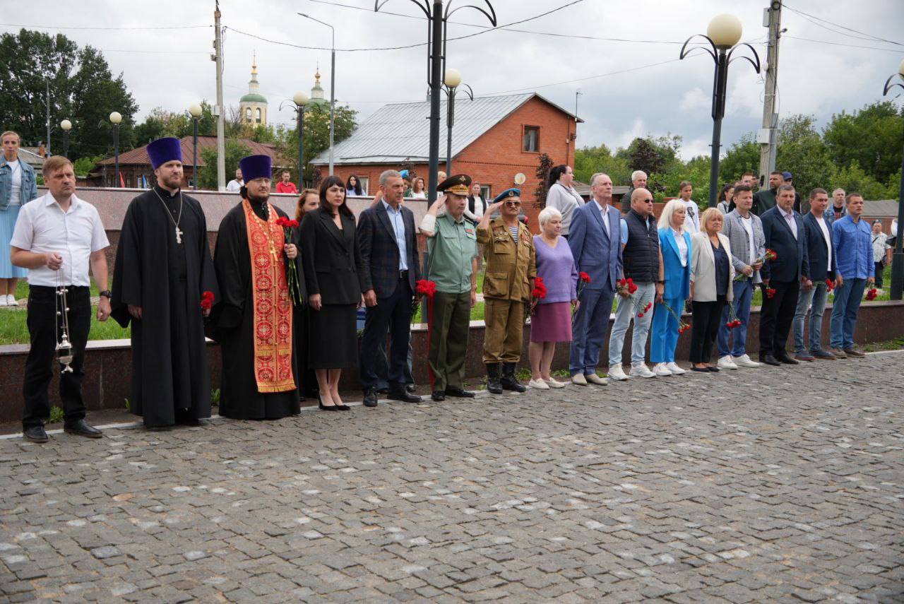 В Серпухове традиционно в День ВДВ десантники прошли торжественным маршем по Соборной горе