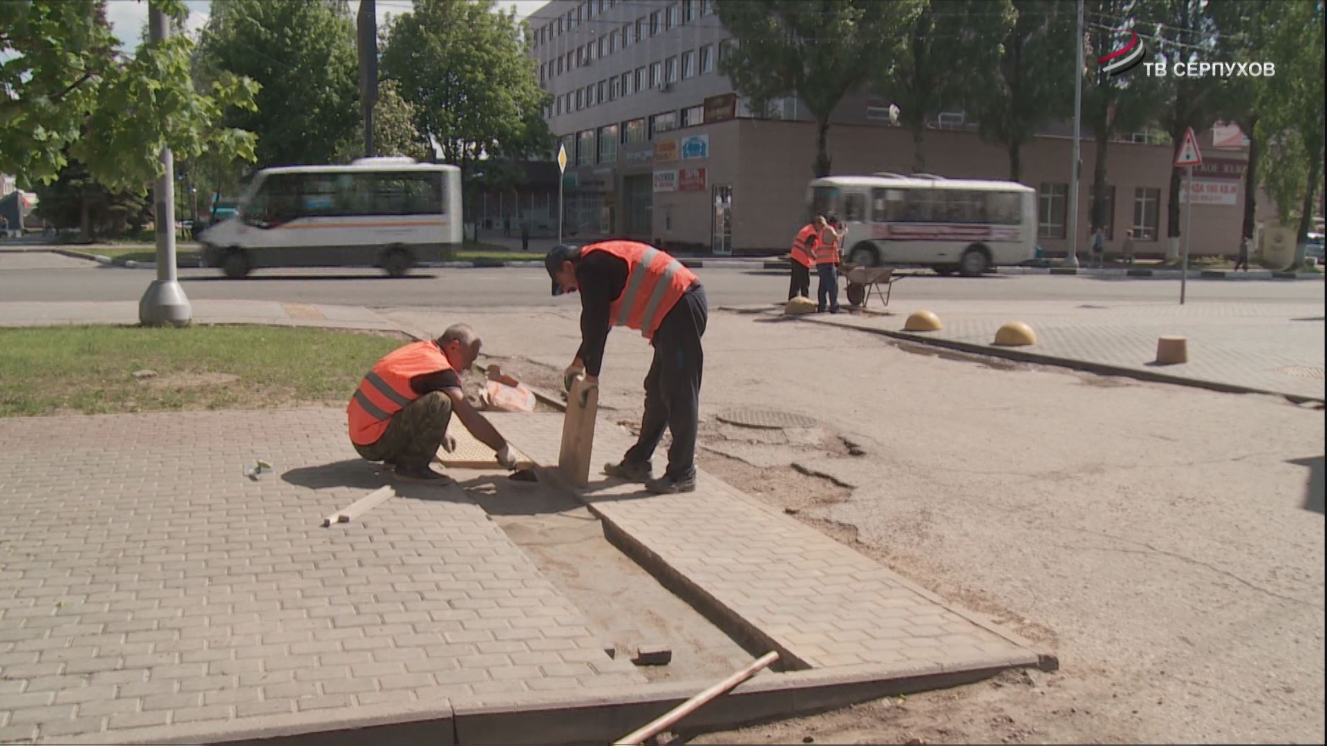 На центральных улицах Серпухова меняют тактильную плитку на тротуарах На центральных улицах Серпухова меняют тактильную плитку на тротуарах