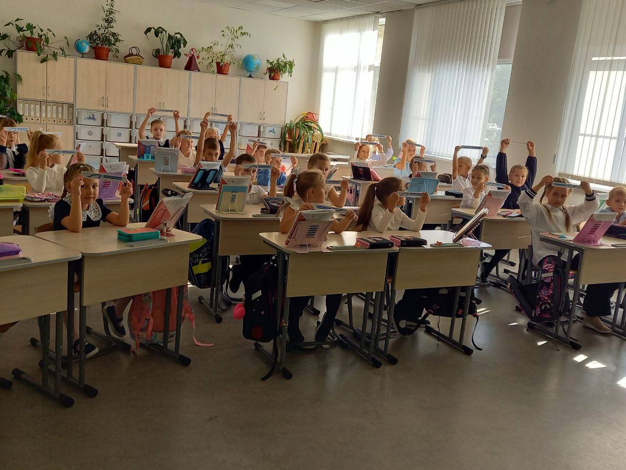 В рамках партийного проекта «Безопасные дороги» в МБОУ СОШ № 7 с учениками первых классов проведен урок по безопасности дорожного движения «Правильно переходи дорогу»