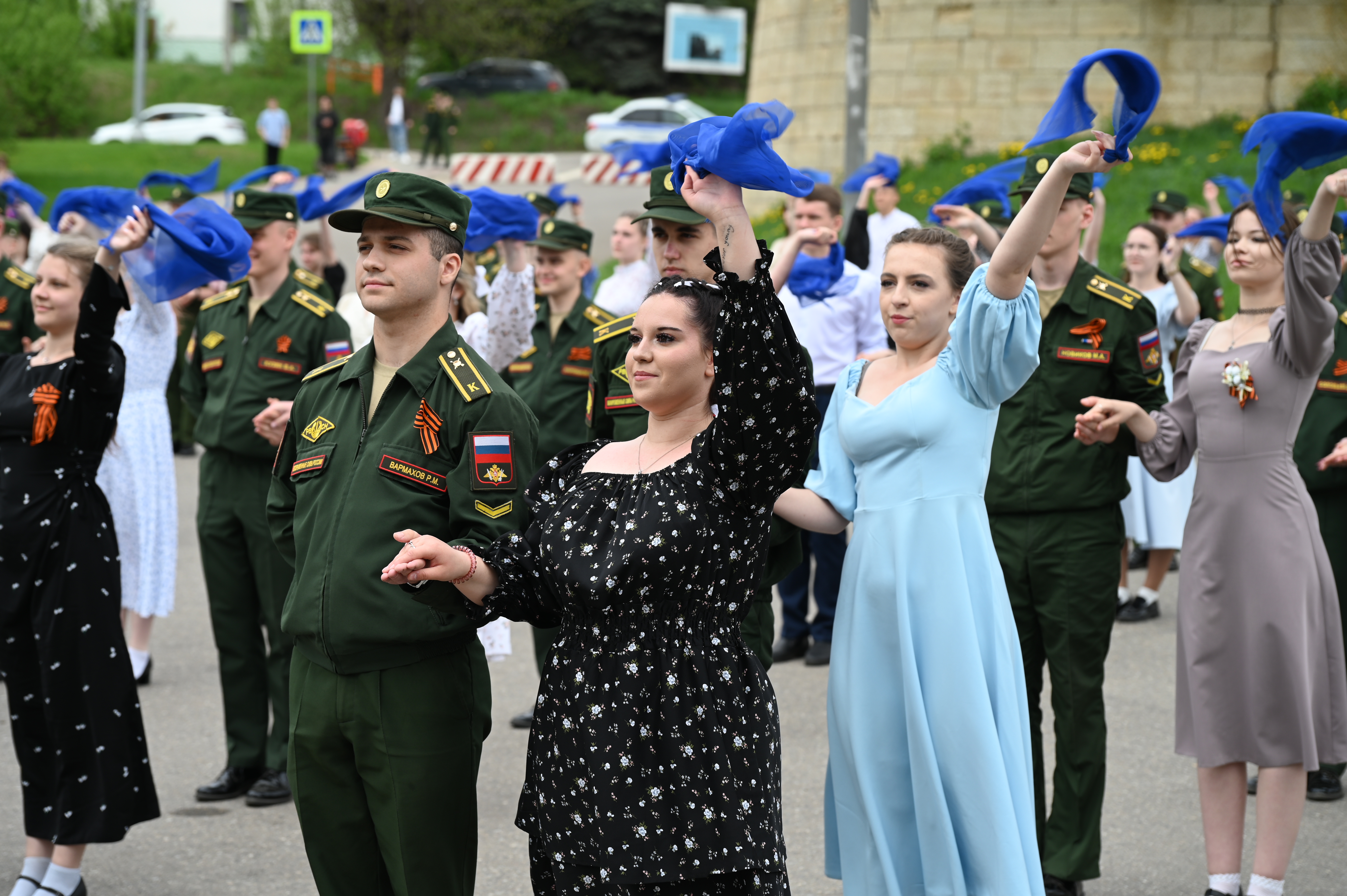 В Серпухове 250 юношей и девушек станцевали вальс под песню «Синий платочек»
