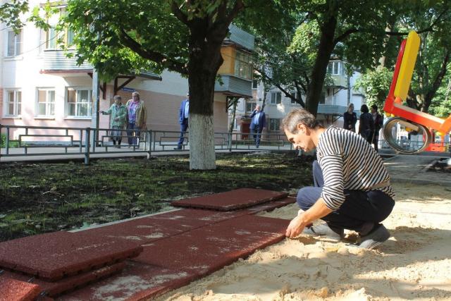 В Серпухове проверили, как идет благоустройство во дворах В Серпухове проверили, как идет благоустройство во дворах