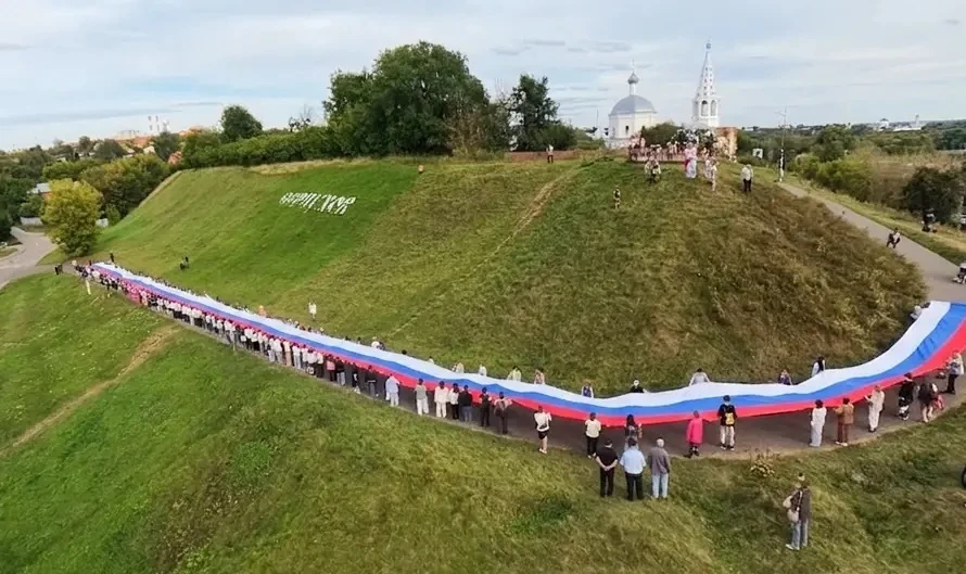 В преддверии Дня Государственного флага России на Соборной горе — в историческом центре Серпухова — состоялся патриотический флешмоб В преддверии Дня Государственного флага России на Соборной горе — в историческом центре Серпухова — состоялся патриотический флешмоб