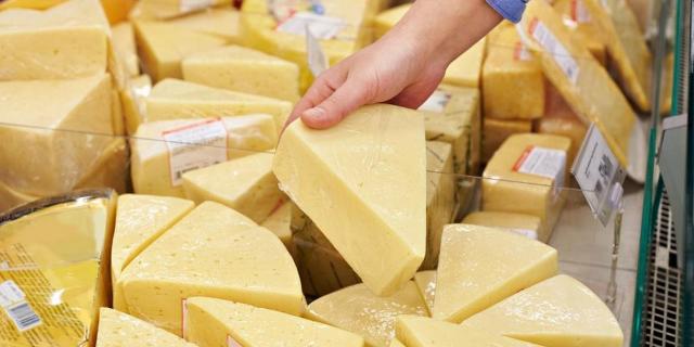 Жителей Подмосковья предупредили о фальсифицированном сыре, поступившем в продажу Жителей Подмосковья предупредили о фальсифицированном сыре, поступившем в продажу