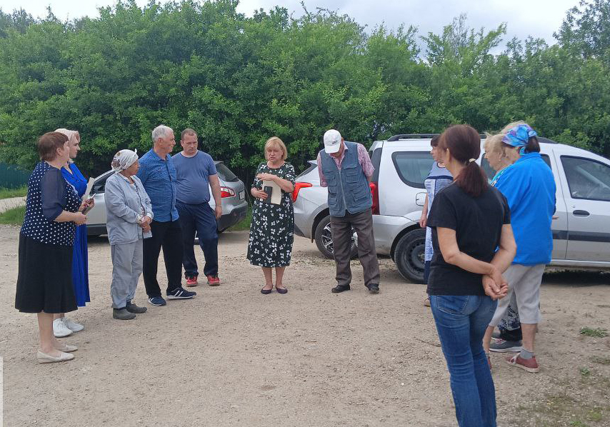 С членами СНТ «Ветеран» в Оболенск встретилась депутат Совета депутатов Серпухова Марина Белова