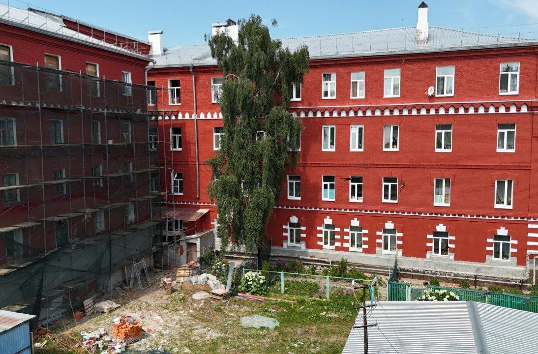 В Серпухове продолжается ремонт фасадов многоквартирных домов