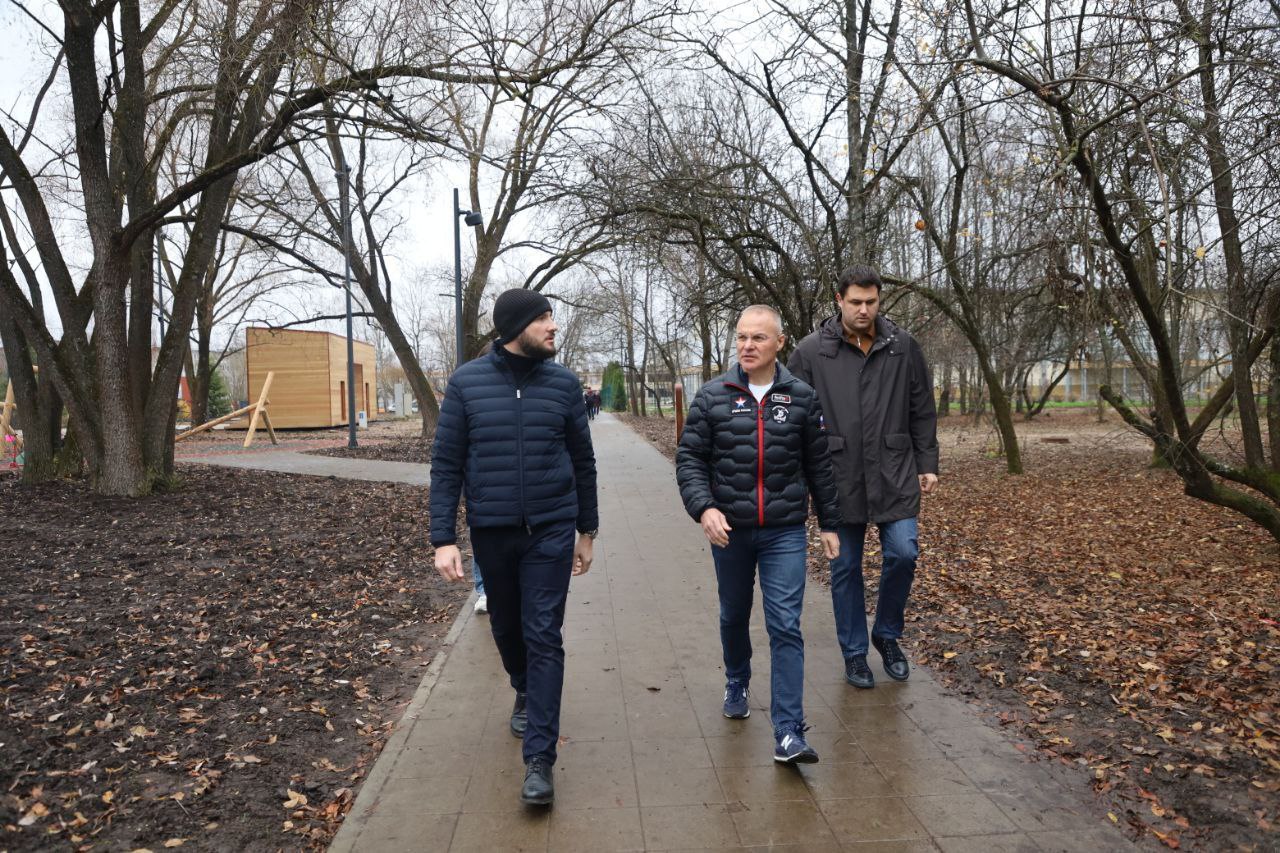 Выполненные работы в серпуховском парке «Питомник» проверил депутат Госдумы Александр Коган