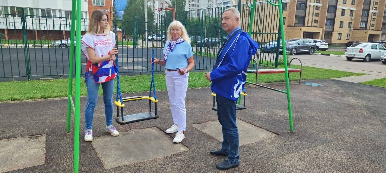 Члены партии "Единая Россия" провели мониторинг детских площадок во дворах многоквартирных домов