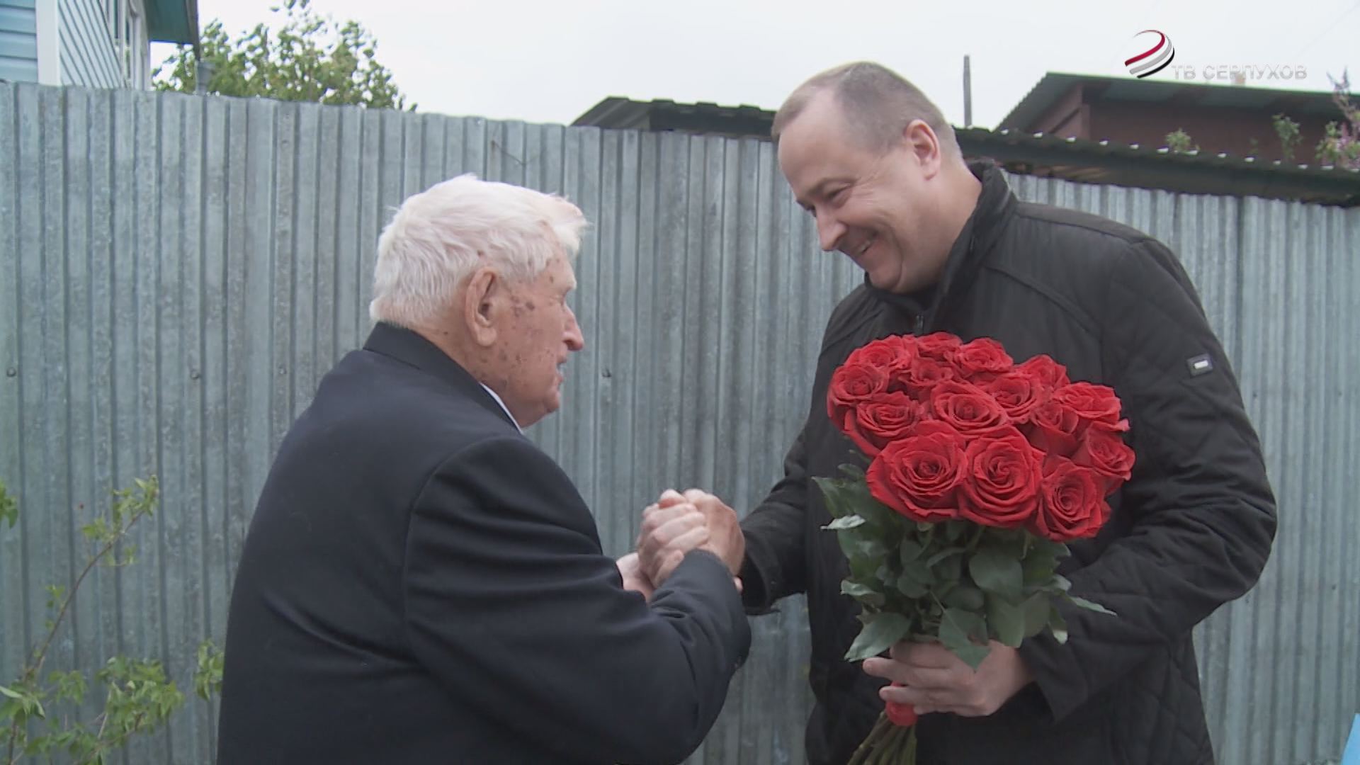 Поздравления с Днём Победы принимал ветеран Николай Козлов