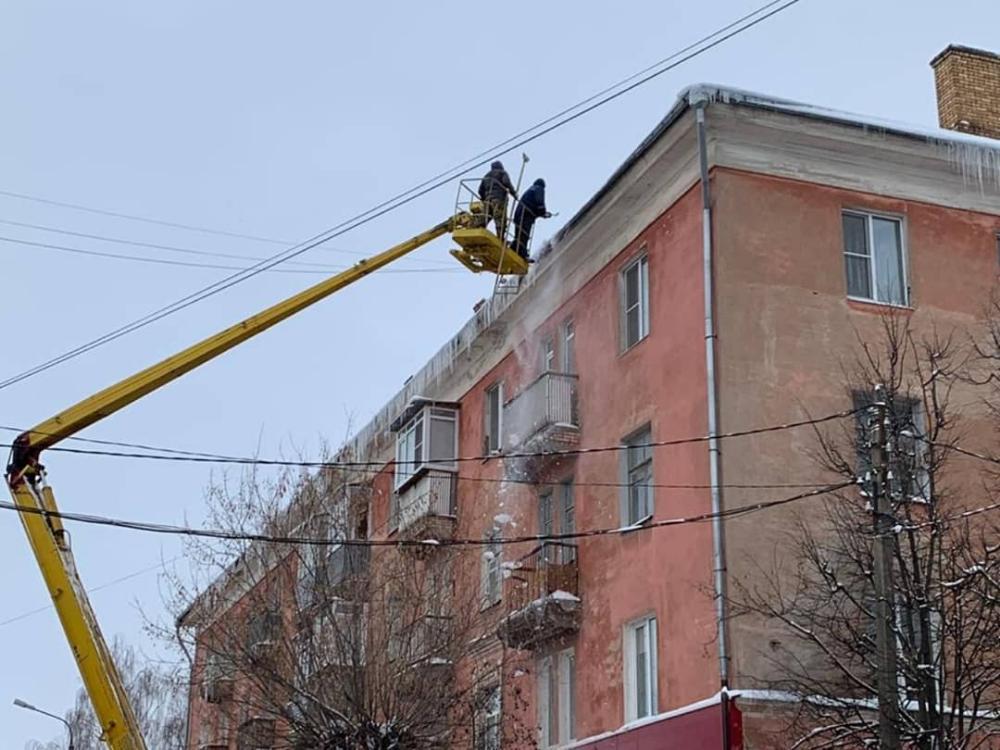 Кровли многоквартирных домов очищают от наледи Кровли многоквартирных домов очищают от наледи