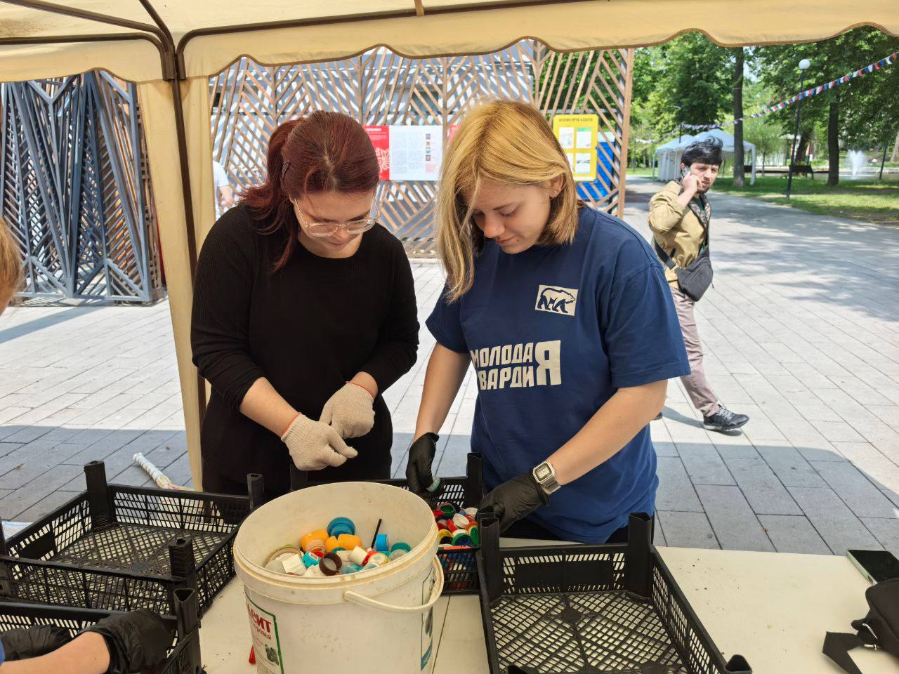 Молодая гвардия «Единой России» совместно с волонтерами Подмосковья и куратором проекта «Добрые крышечки» по Московской области провели праздничные выходные в Серпухове за добрым делом
