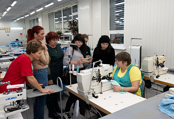 В Серпухове для семей участников СВО организовали экскурсию в Центр специальной одежды 