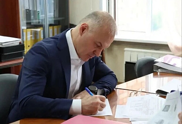 От наказов жителей — к новым решениям: Александр Коган представил документы на выдвижение в Госдуму