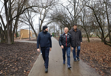 Выполненные работы в серпуховском парке «Питомник» проверил депутат Госдумы Александр Коган