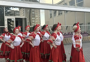 Во дворике ДК «Россия» состоялся концерт ансамбля «Россияночка»