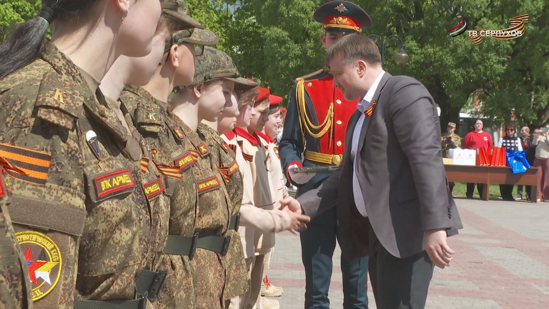 В Серпухове торжественно вручили паспорта и значки юнармии