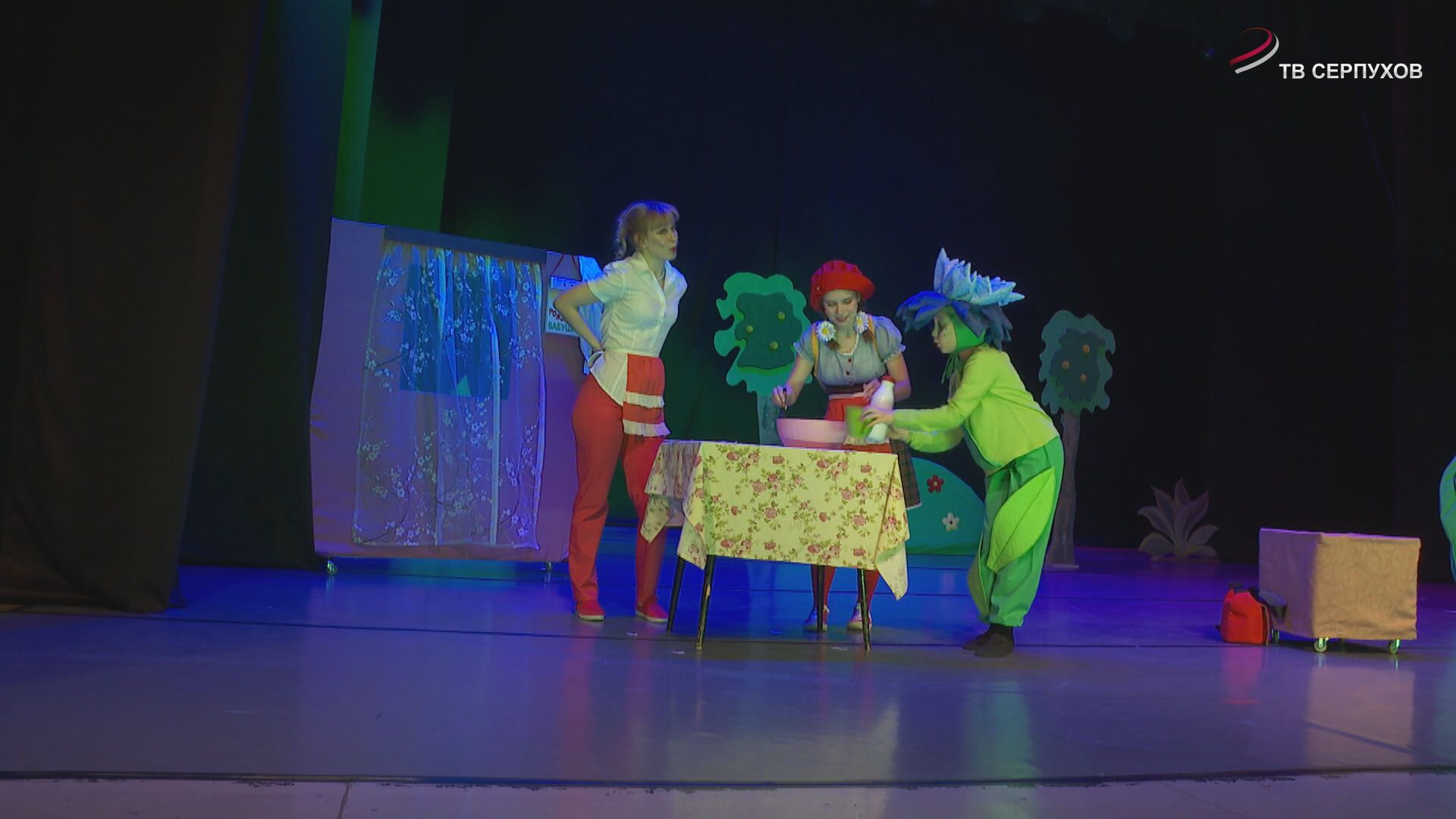 Для семей бойцов спецоперации и подопечных центра «Маяк» показали благотворительный спектакль