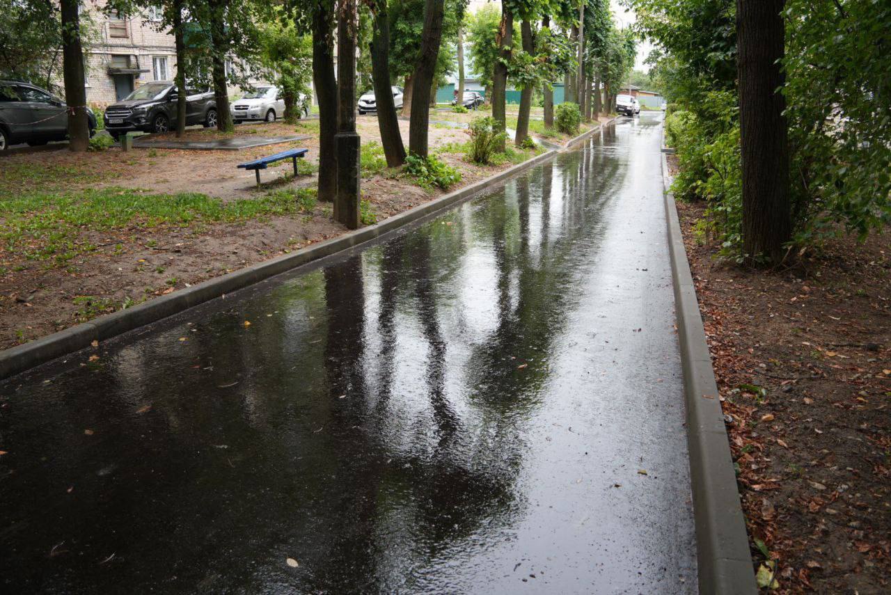На улице Пушкина в Серпухове идет благоустройство двора 