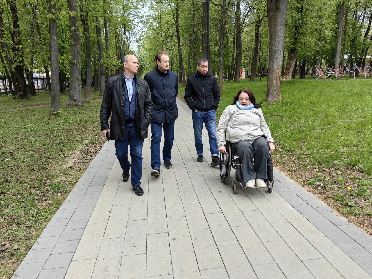 Парк им. Олега Степанова в Серпухове проверили на доступность для маломобильных граждан