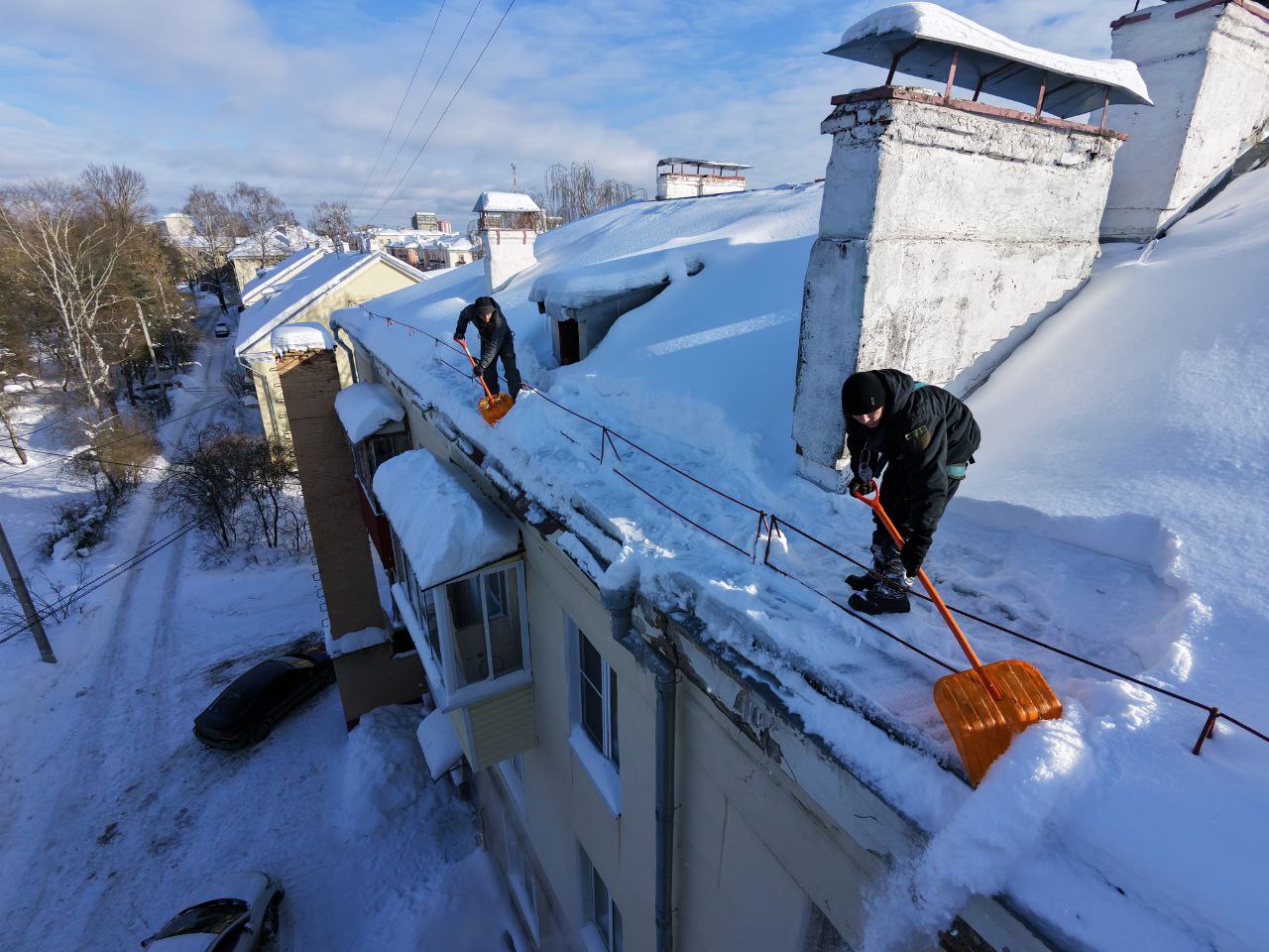 В Серпухове продолжается плановая работа по очистке крыш от сосулек и наледи и вывозу снега