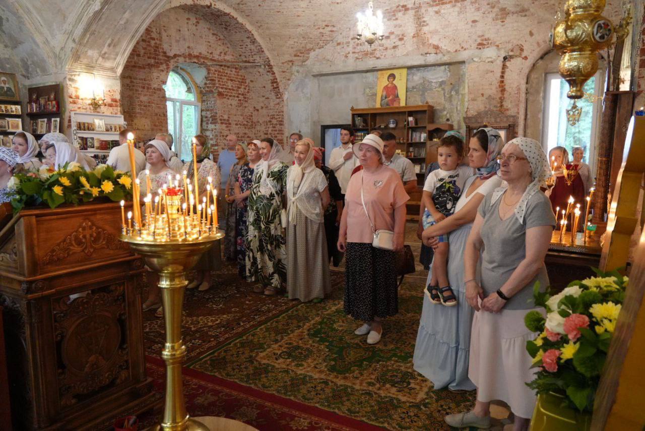 Архиерейское богослужение прошло в храме в п. Авангард под Серпуховом 