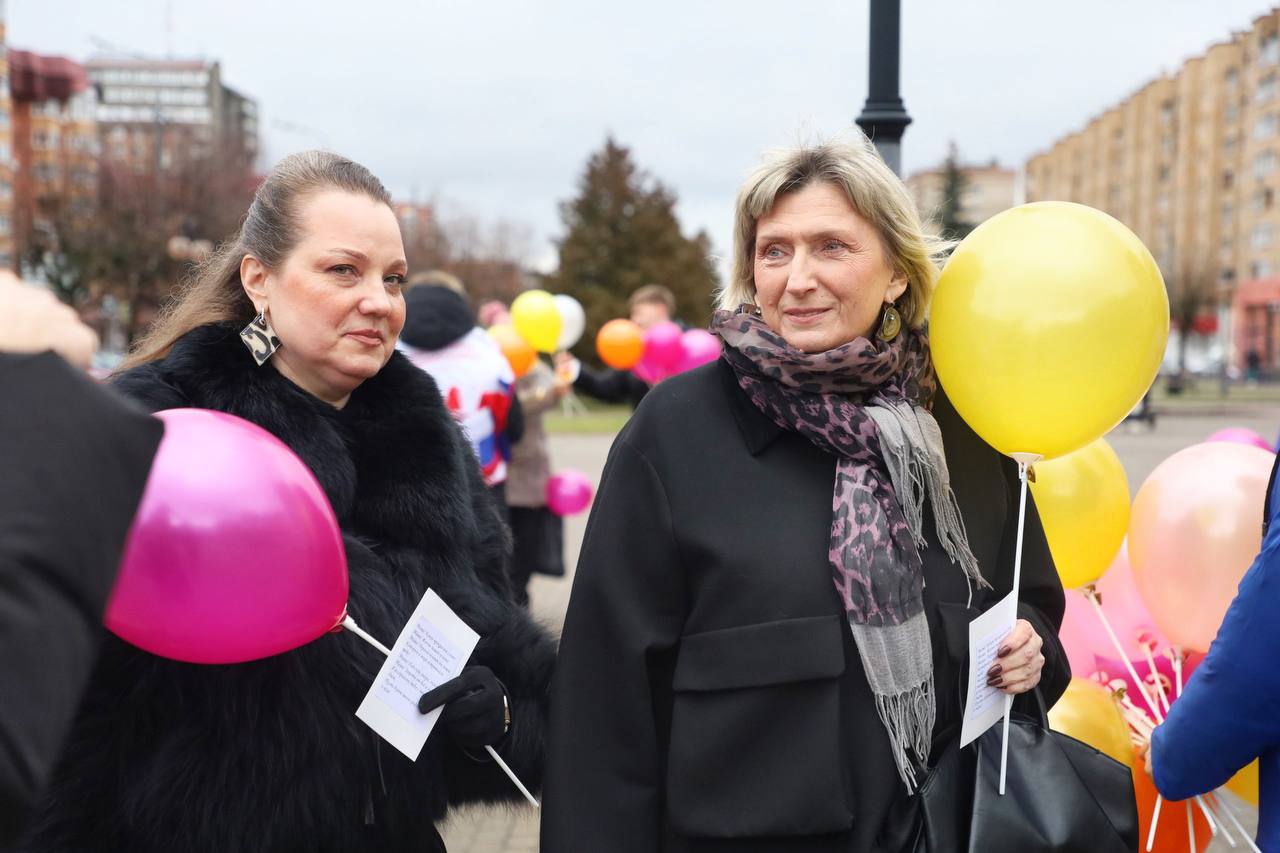 Серпуховичек поздравили с Днем матери на улицах города