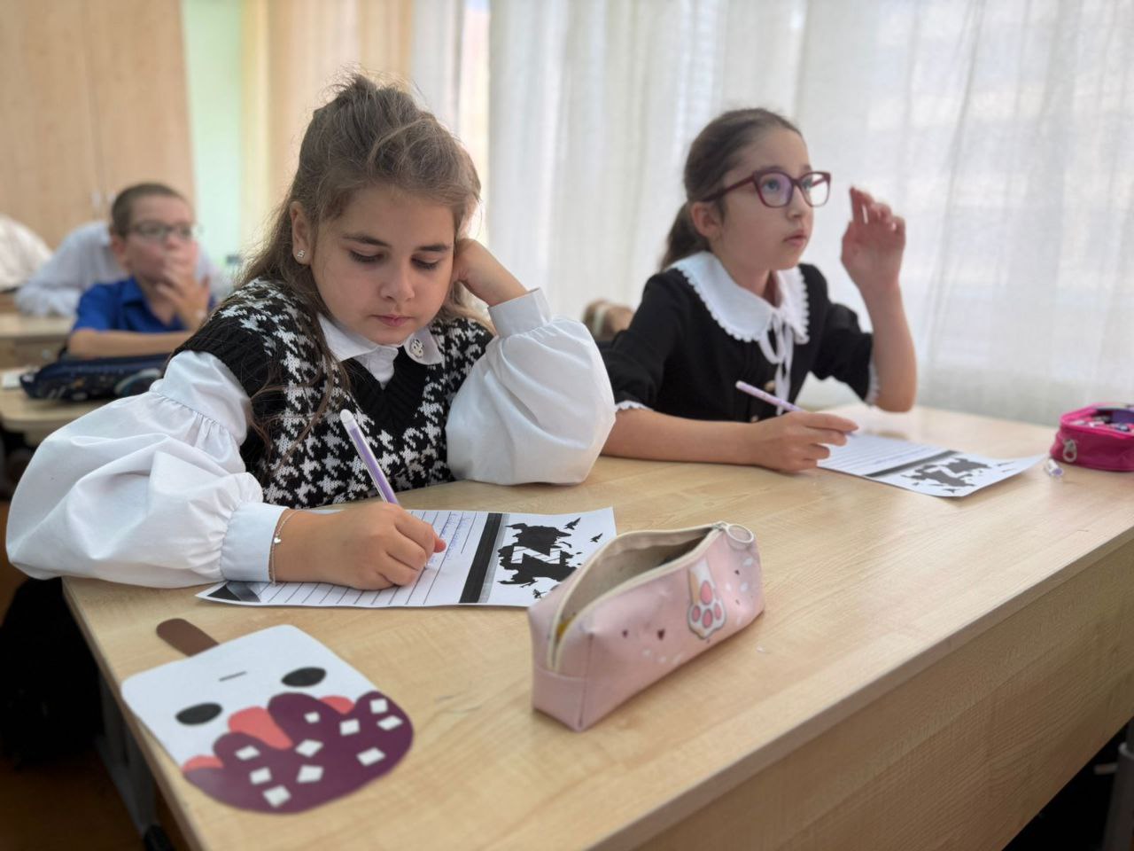 Серпуховские школьники продолжают участвовать в акции «Письмо солдату»