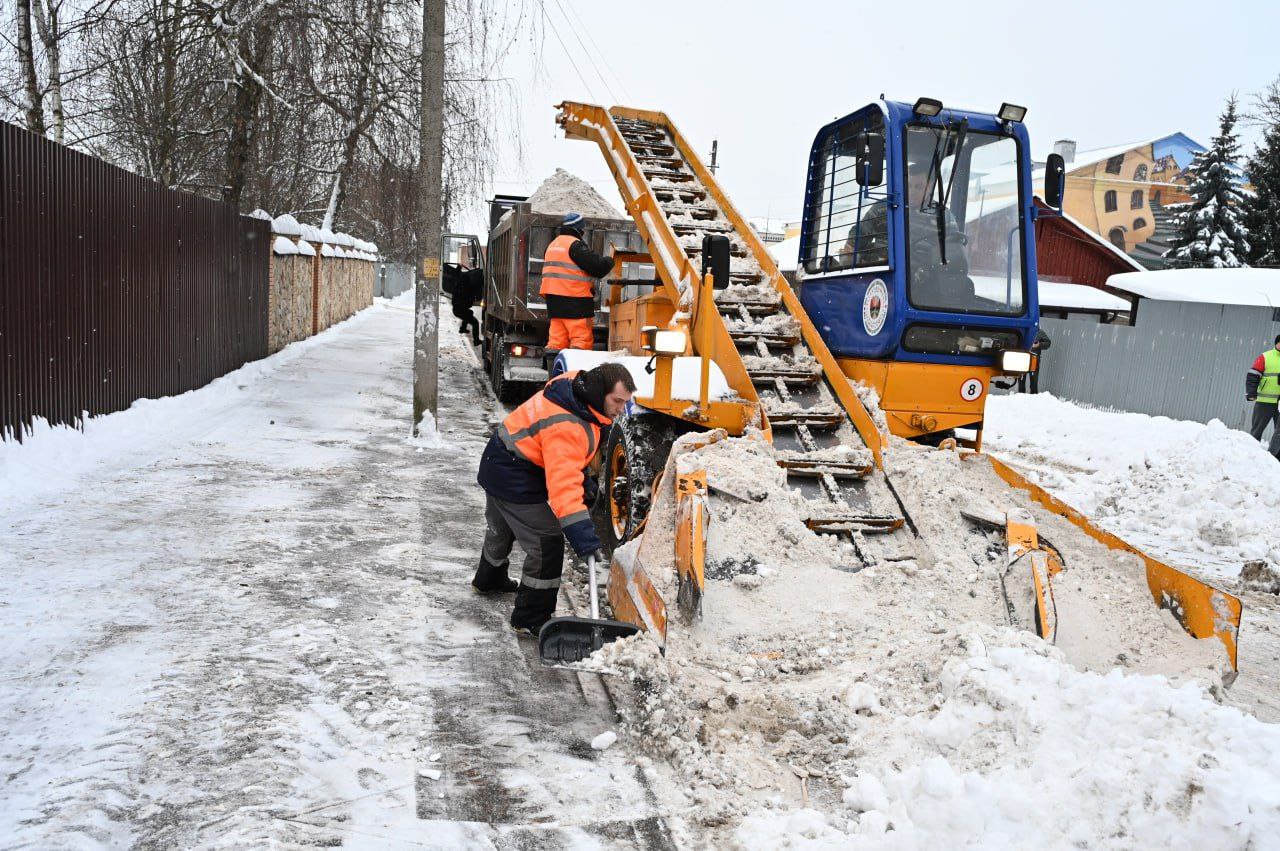 В Серпухове продолжается механизированная и ручная уборка снега 