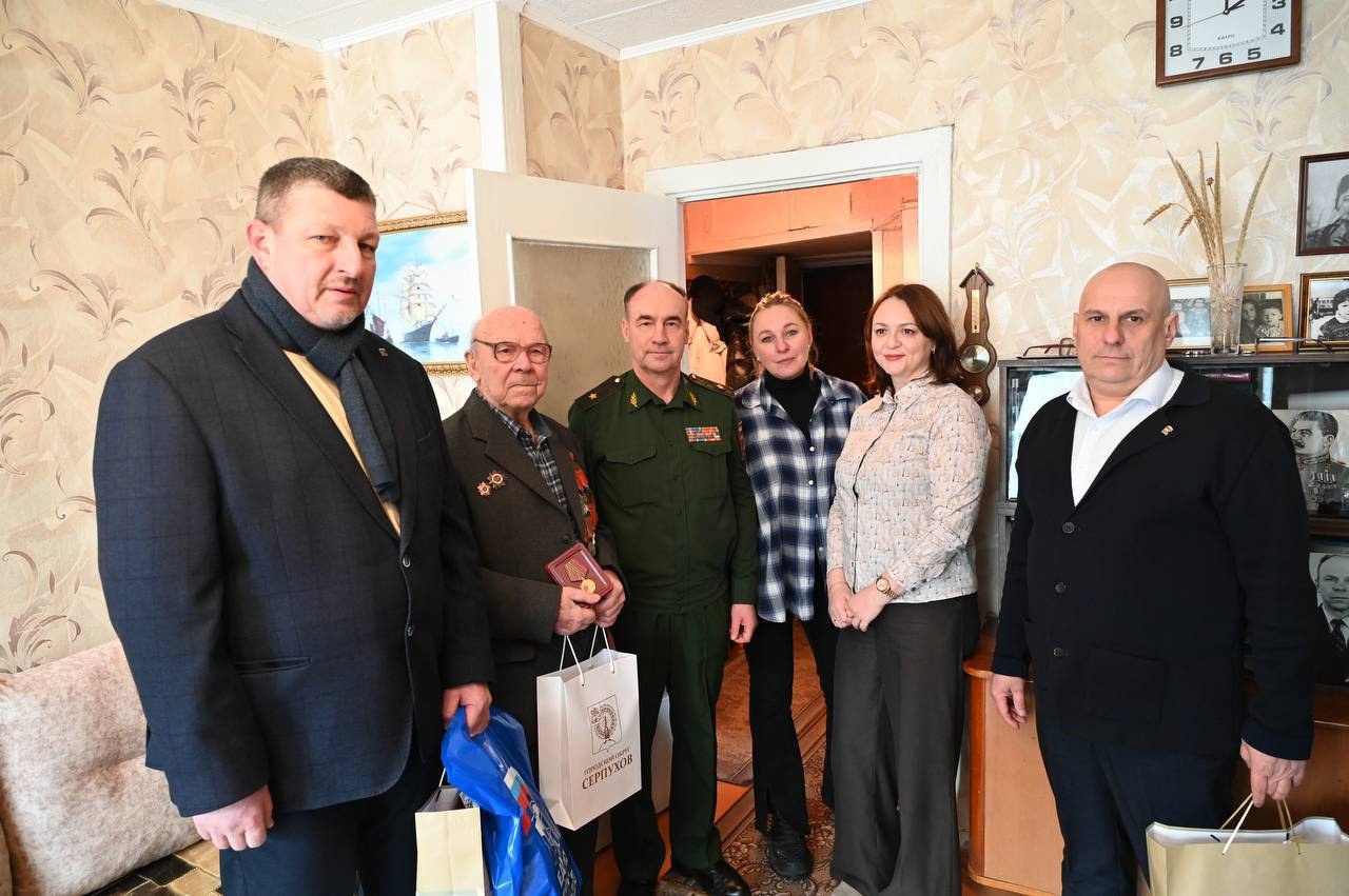 Единороссы Серпухова поздравили ветерана с 23 февраля