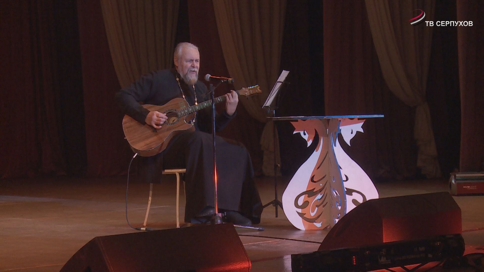 Настоятель храма из Тверской области дал благотворительный концерт в Серпухове