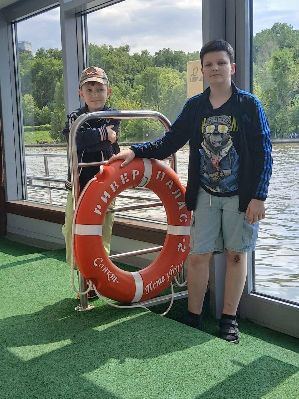 В День защиты детей юные серпуховичи, дети участников спецоперации получили в подарок экскурсию «Круиз добра» по Москва-реке на комфортабельном кораблике