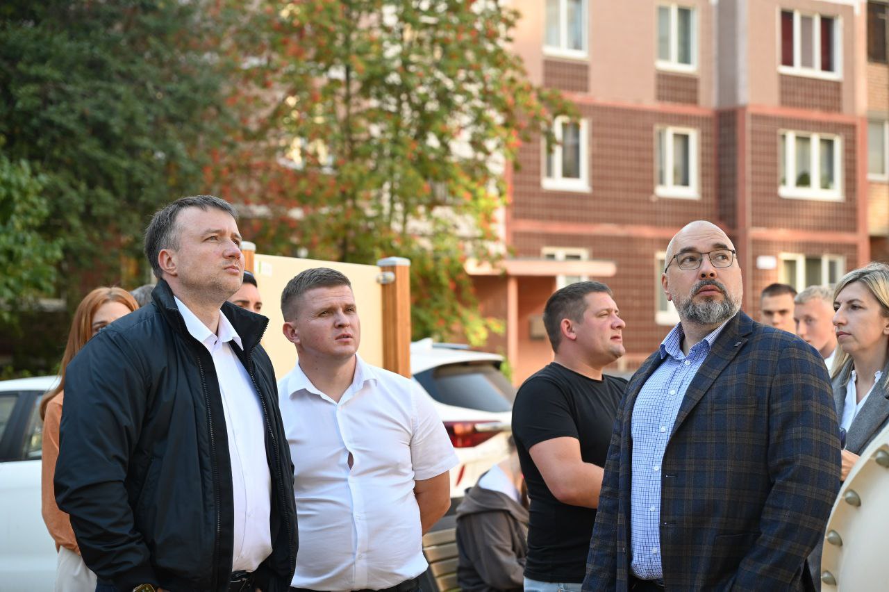 В Серпухове проверили состояние новой игровой площадки на ул. Новой