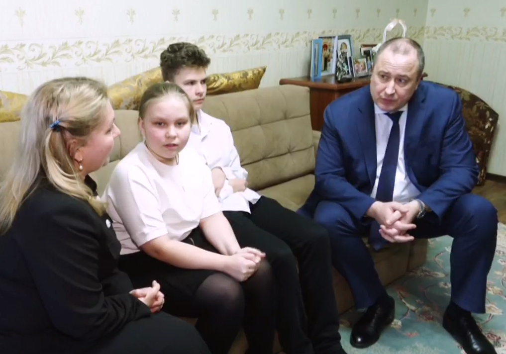 Глава Серпухова навестил супругу военнослужащего СВО Инну