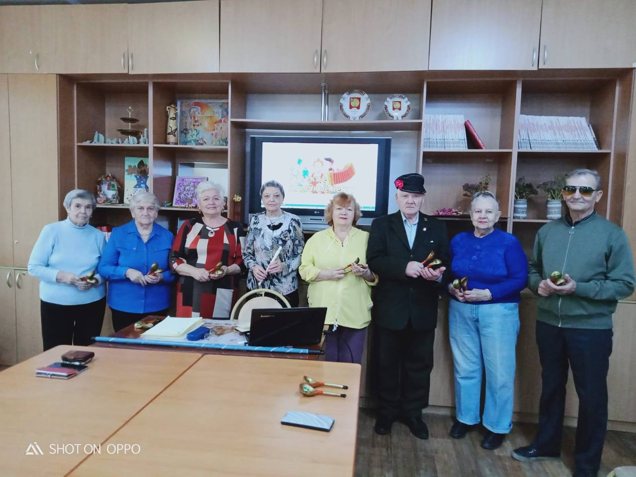 Участники клуба «Оптимист» в посёлке Оболенск сыграли на ложках, исполнив русские народные песни