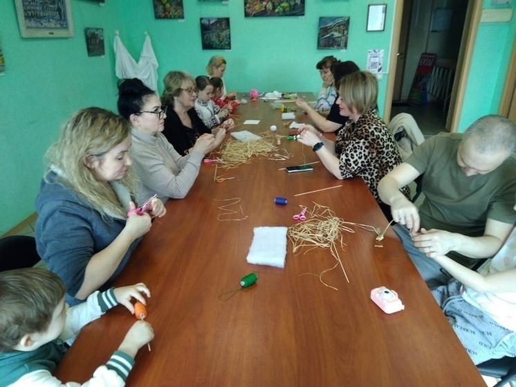 В Серпухове прошел мастер-класс для членов семей участников СВО по изготовлению куклы-оберега 