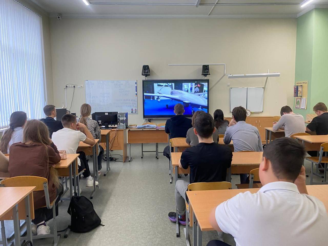 Школьники Серпухова узнали о профессиях, связанных с управлением и обслуживанием БПЛА