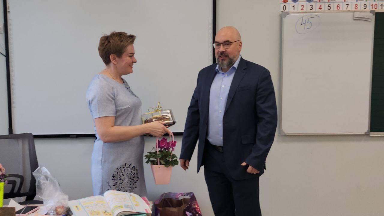 Единоросы Серпухова поздравили с Днём учителя педагогов, мужья которых защищают Родину на передовой