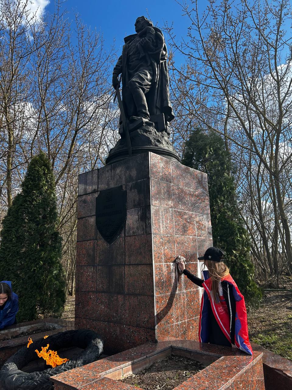 В Серпухове провели субботник у мемориала на Соборной горе