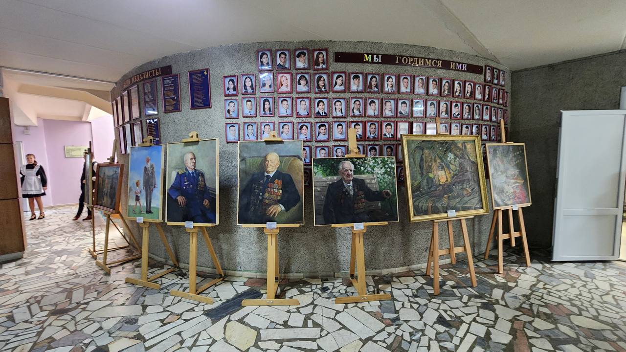 В Гимназии Протвино работает выставка живописи «Победа будет за нами»