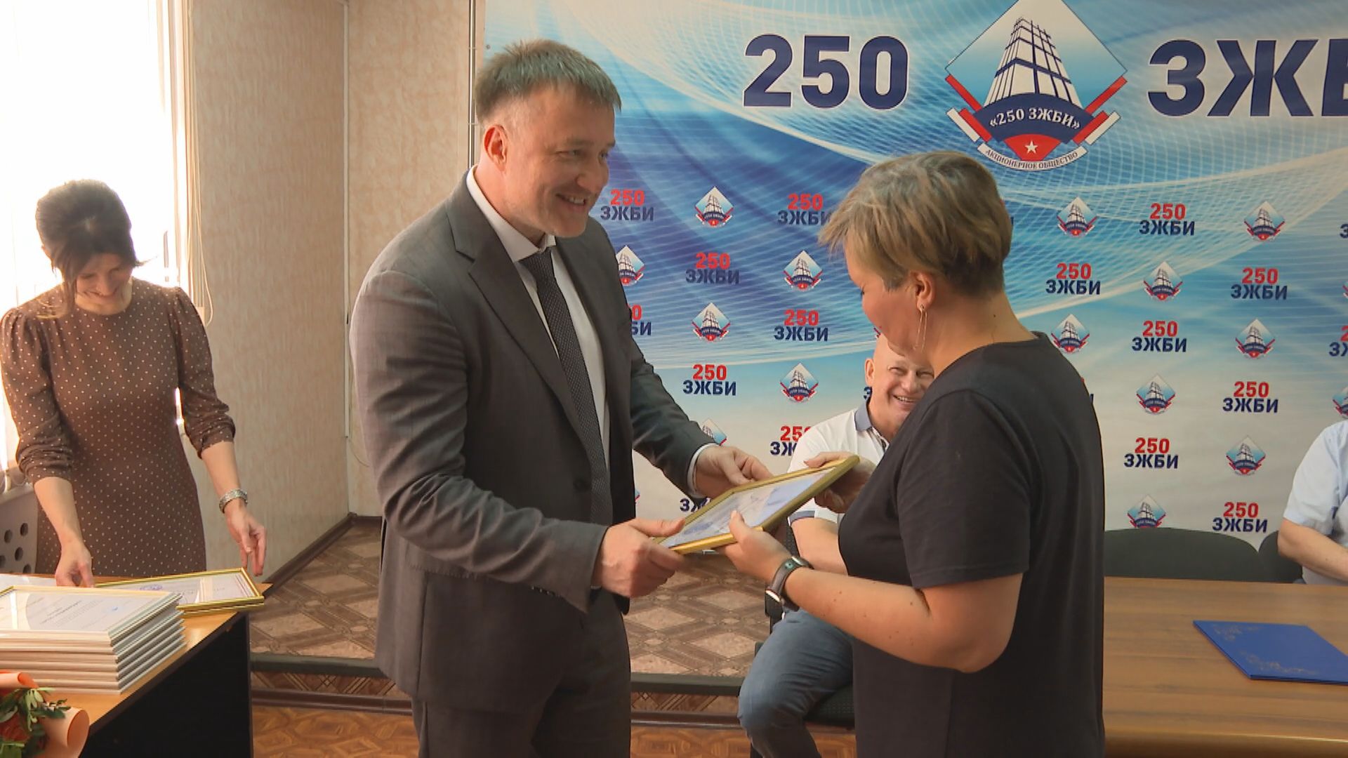 В Серпухове строителей поздравили прямо на стройплощадке