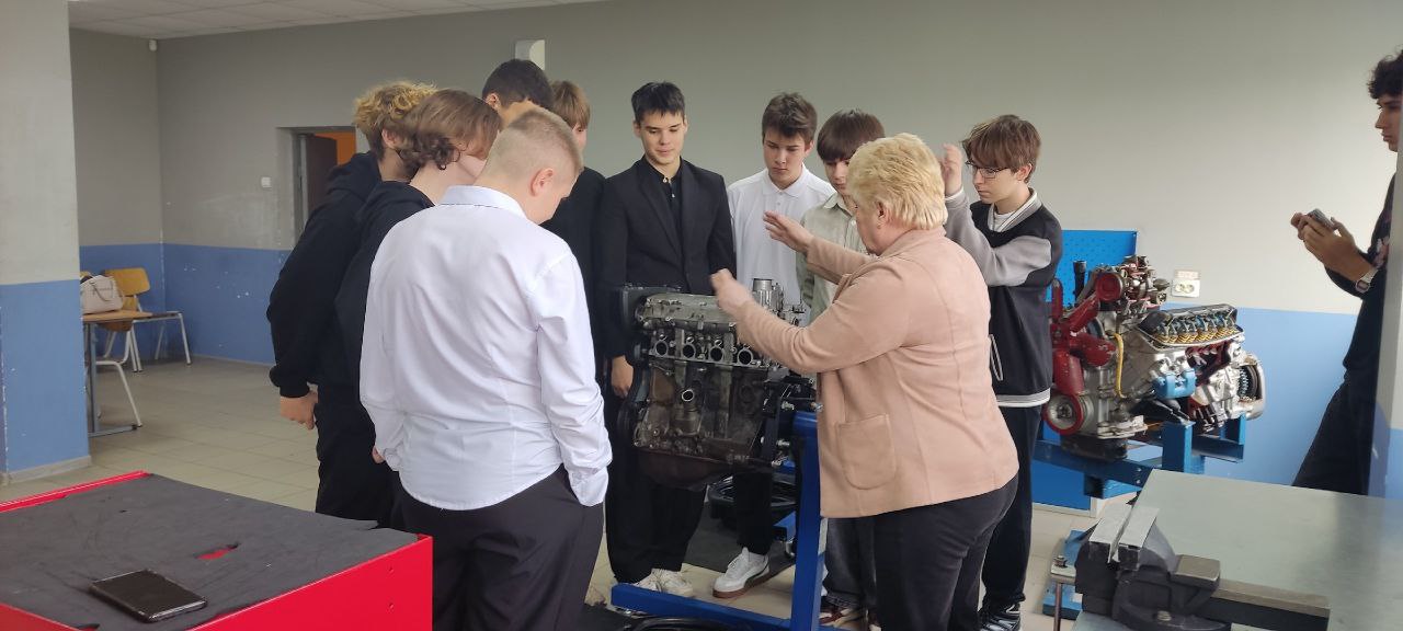 Для серпуховских школьников провели лекцию об устройстве двигателя внутреннего сгорания