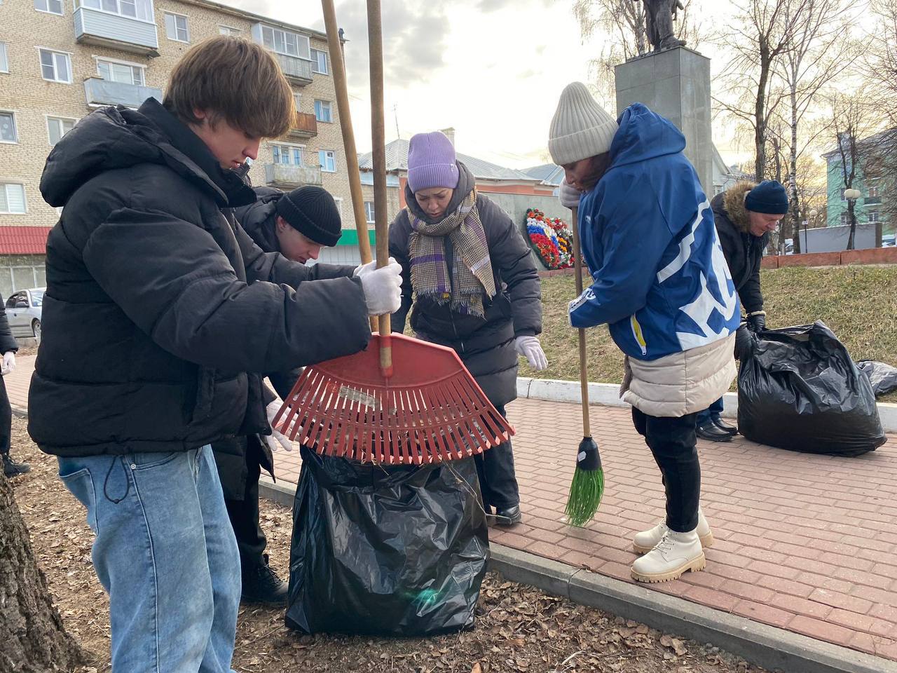 В Большом Серпухове проходят субботники по благоустройству памятников и обелисков
