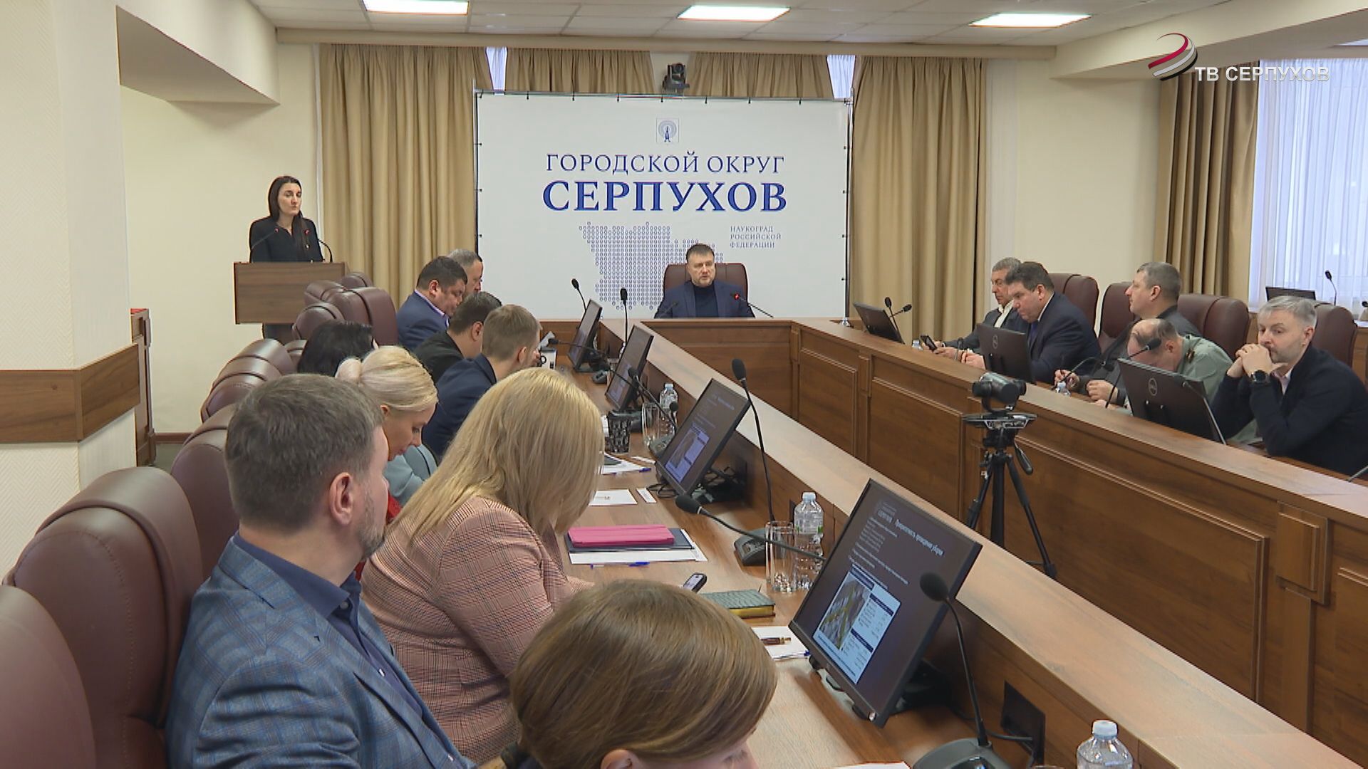 В Серпухове снег убирают круглосуточно