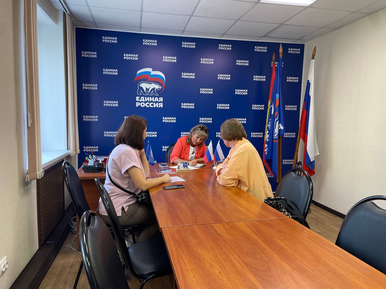 В Общественной приемной местного отделения партии «Единая Россия» депутат Совета депутатов, член фракции «Единая Россия» Мария Арсеньева провела очередной приём граждан
