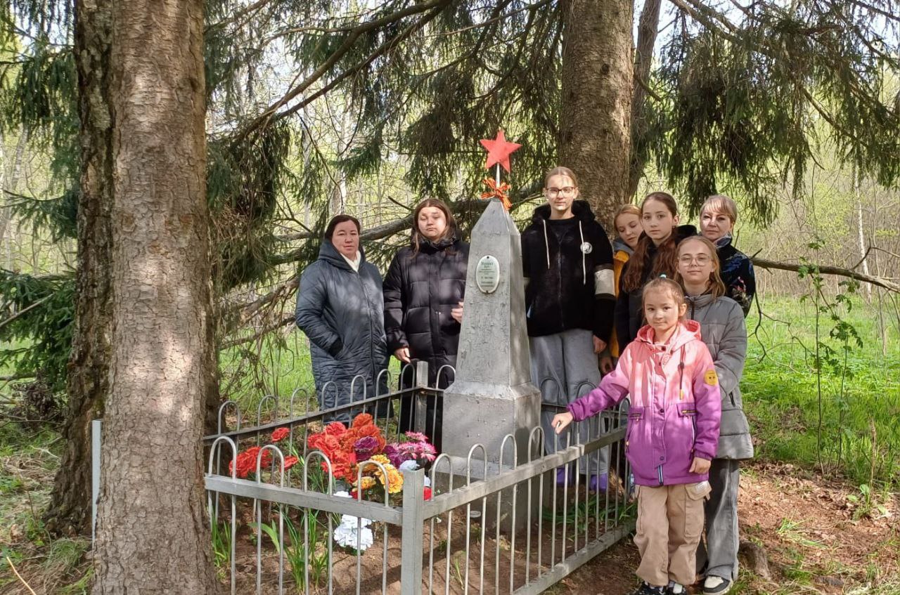 Жители Городского округа Серпухов привели в порядок могилу летчика 178-го авиаполка Михаила Бута 