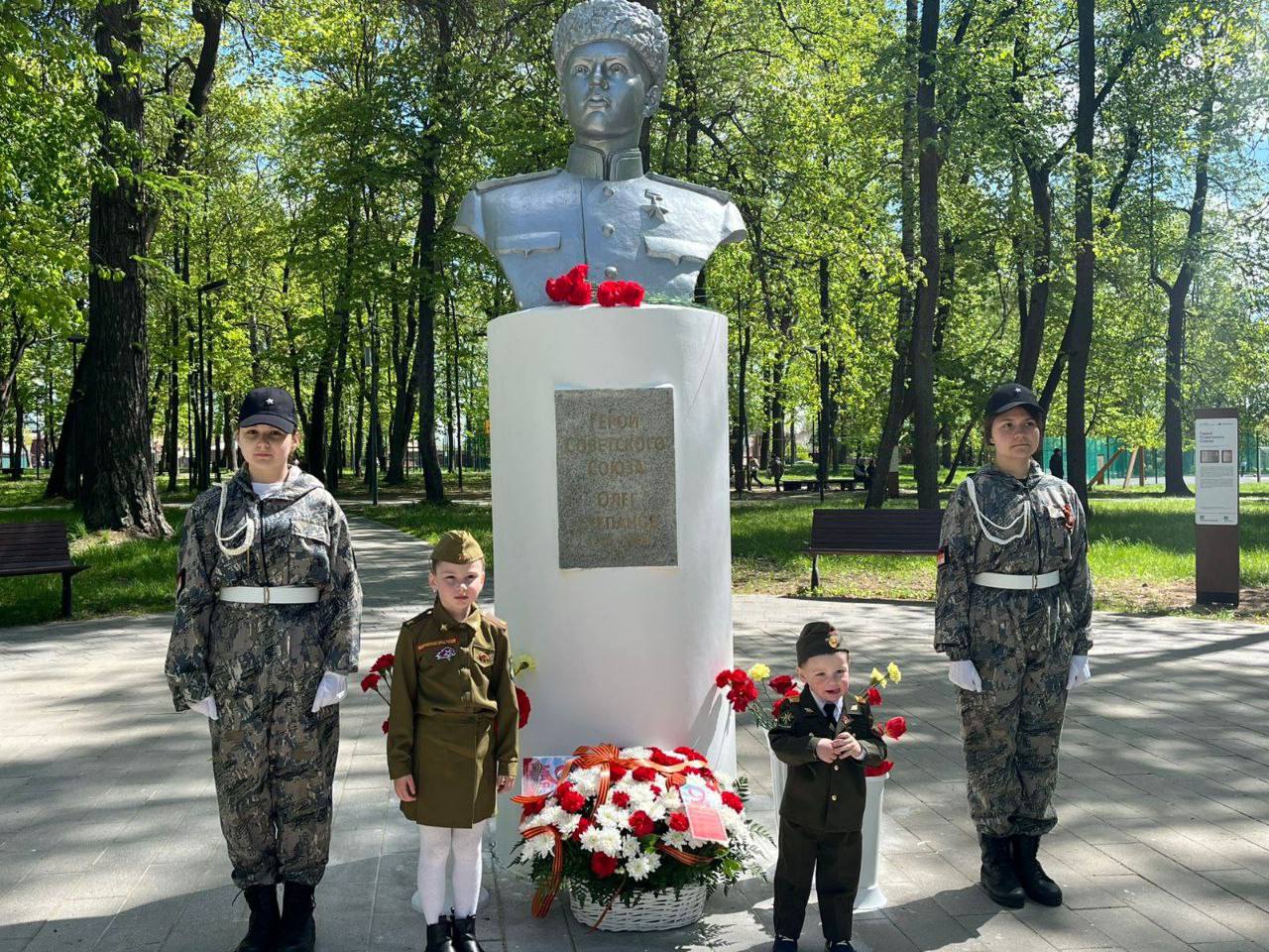 «Вахта Памяти»: в праздничные дни юные активисты Серпухова несли почетный караул у воинских мемориалов