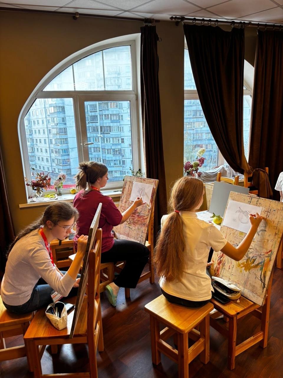 Серпуховичка учится акварельной живописи в образовательном центре «Взлёт»