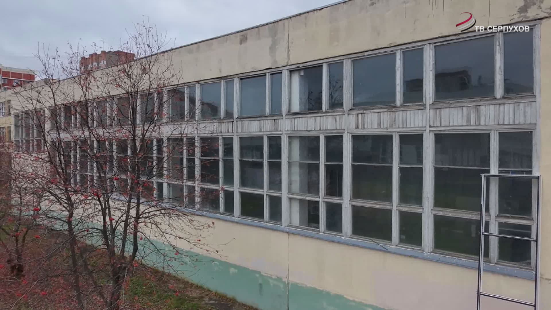В Серпухове, в школе №19, меняют окна в спортивном зале