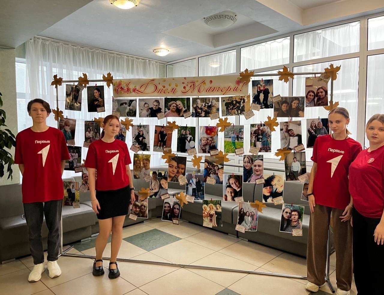 Активисты «Движения Первых» в Серпухове посвятили фотовыставку своим мамам 
