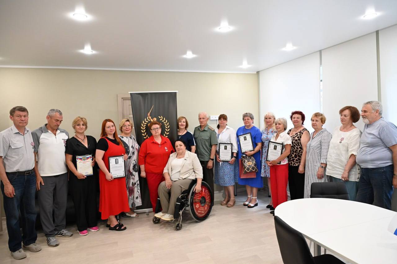 В Серпухове в рамках акции «Za Россию» в Едином центре поддержки участников СВО и членов их семей чествовали участников сборов гуманитарной помощи